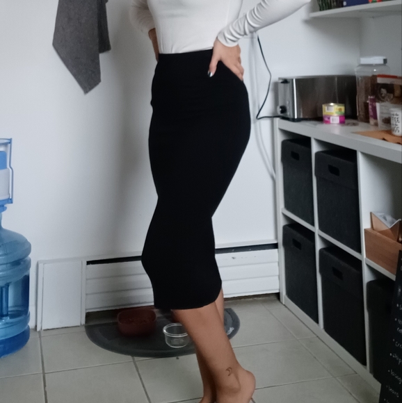 FREE w/$20 Purchase; Black Stretchy Bodycon Midi Skirt, Size Small - Picture 3 of 8